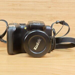 Kodak Easyshare Z712 is 7.1 MP Digital Camera, 12x Optical Zoom